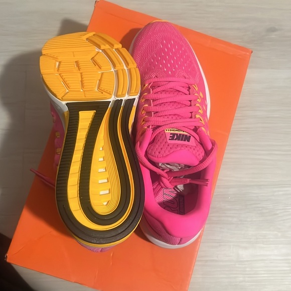 BRAND NEW Nike Women's Pink Running Shoes - Picture 3 of 3